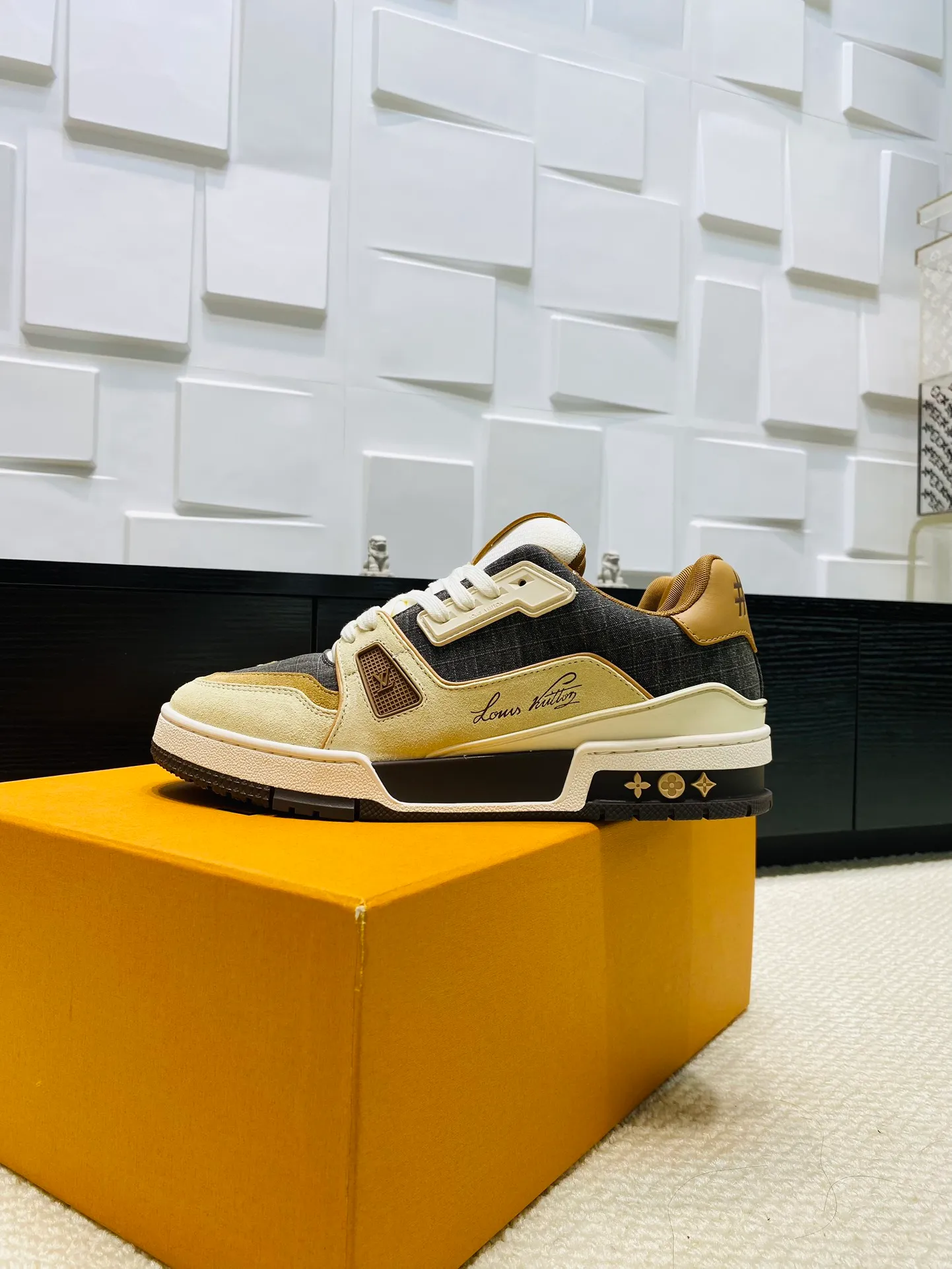 👟👟Ex-factory price 800👟👟 💰💰💰 Hot style 🆕🆕🆕𝙇𝙑 LV Louis Vuitton L House Donkey Brand Trainer Series Couple Style Casual Sports Shoes Skateboard Shoes Original Purchase Development Production Production This pair of LV Trainer sneakers are made of a blend of technical materials with waterproof properties. The meticulously crafted upper is notable for its many signature details, including Louis Vuitton and #54 in script, referencing the year 1854. Exquisite packaging at the delivery counter🛍📦 ▪️Fabrics: Original customized imported cowhide ▪️Inner lining: Original customized breathable mesh ▪️Outsole: Original open-molded non-slip TPU combination outsole ▪️Sole thickness: 3 cm ▪️Size: Women's 35-41 / Men's 38-46
